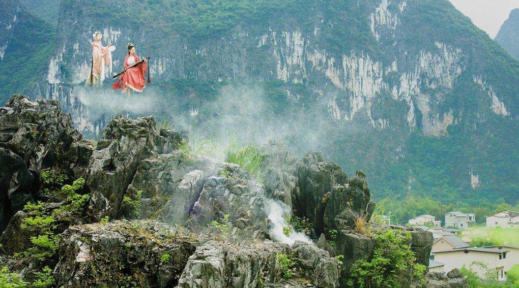 石上斑纷烂若霞上一句是什么